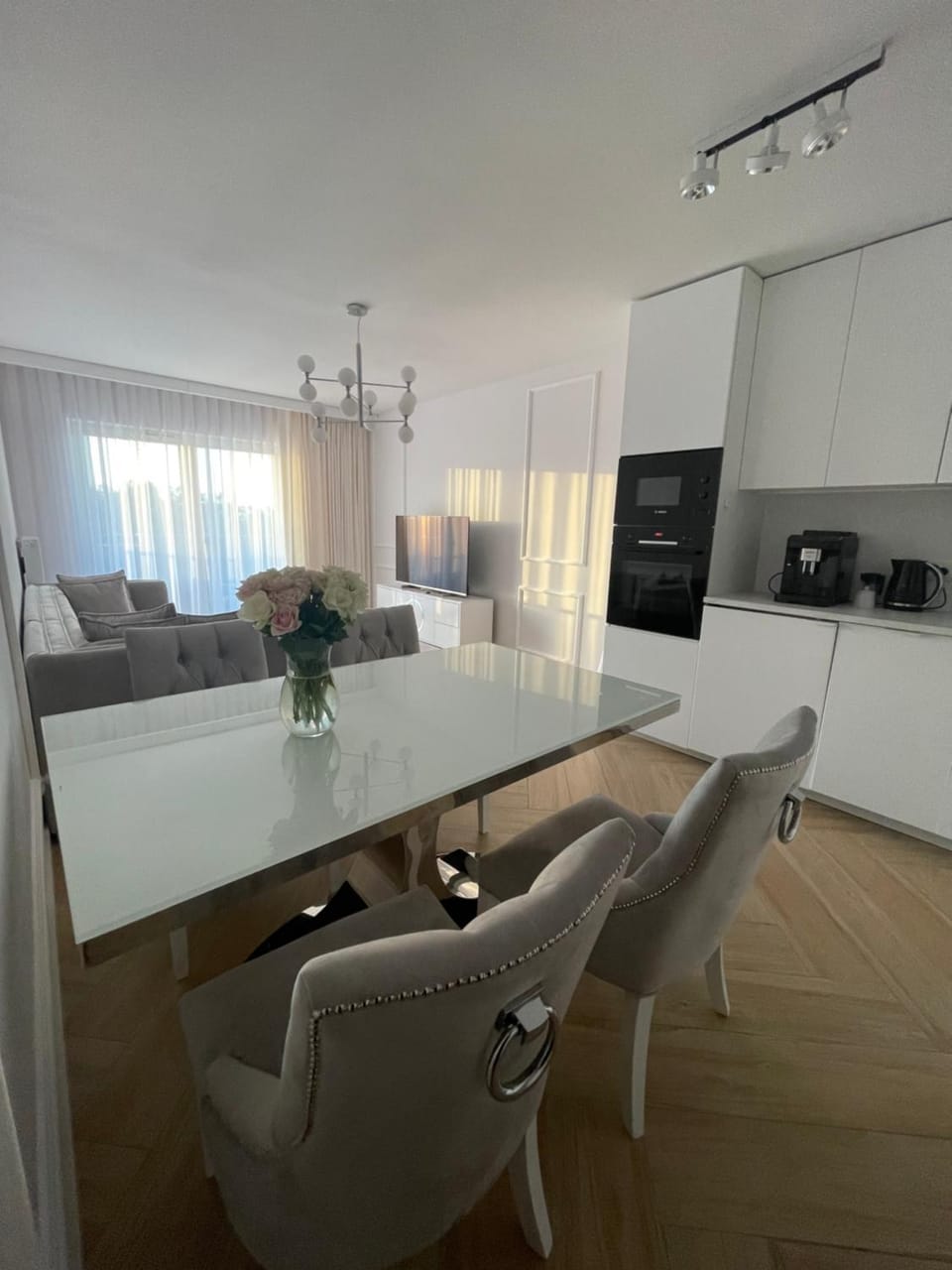 Kitchen or kitchenette, Living room, Seating area, Dining area