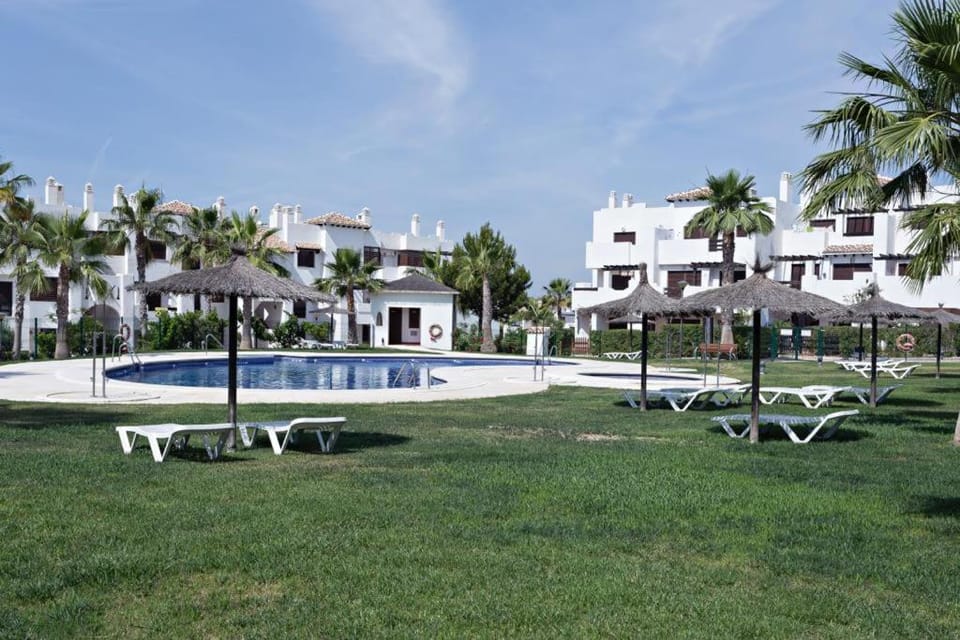 Property building, Garden, Swimming pool, Swimming pool