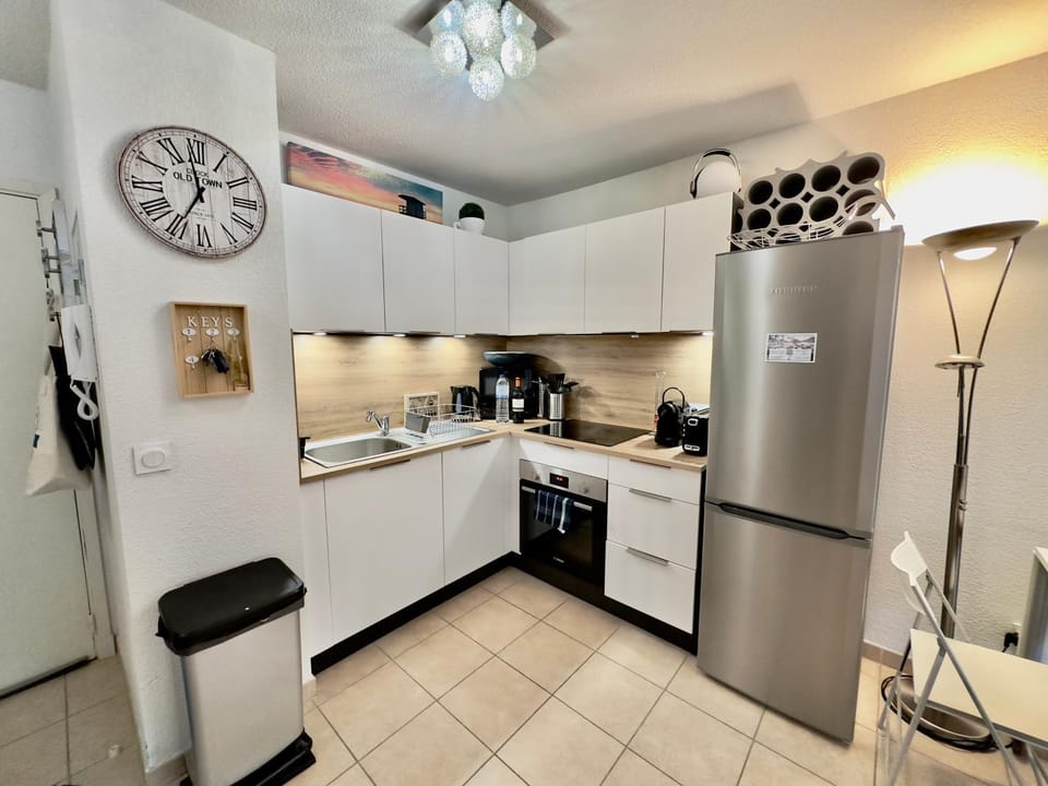 Coffee/tea facilities, Kitchen or kitchenette, dishwasher, microwave, oven, stove, kitchen