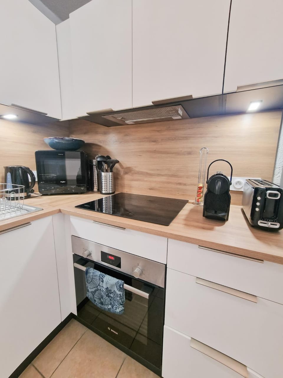 Coffee/tea facilities, dishwasher, microwave, oven, stove, toaster, toaster, kitchen