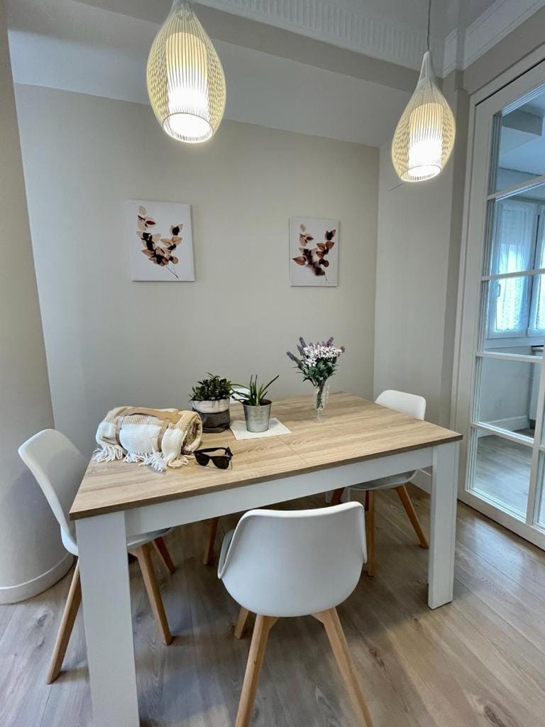 Seating area, Dining area