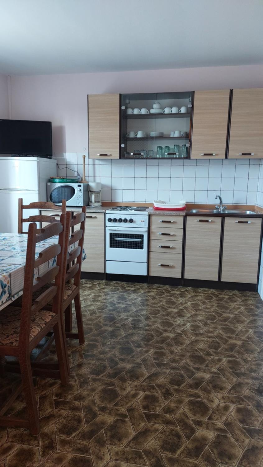 Kitchen or kitchenette, Dining area