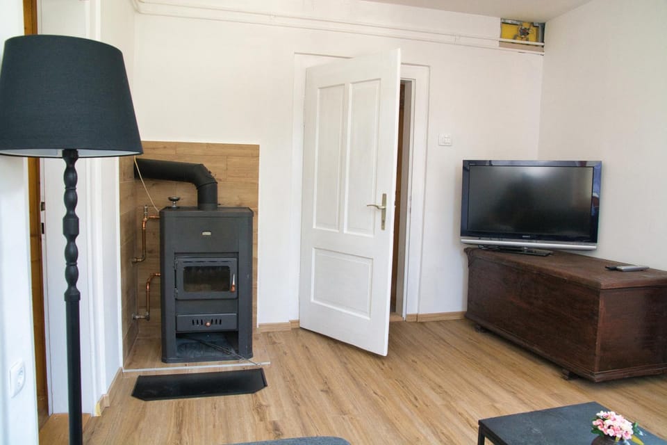 Communal lounge/ TV room, Living room, flat iron
