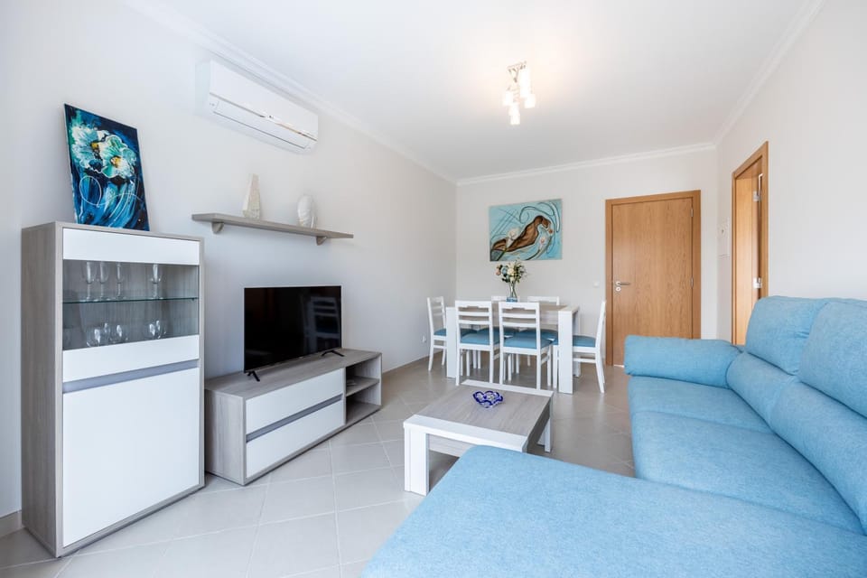 Communal lounge/ TV room, TV and multimedia, Living room, Dining area