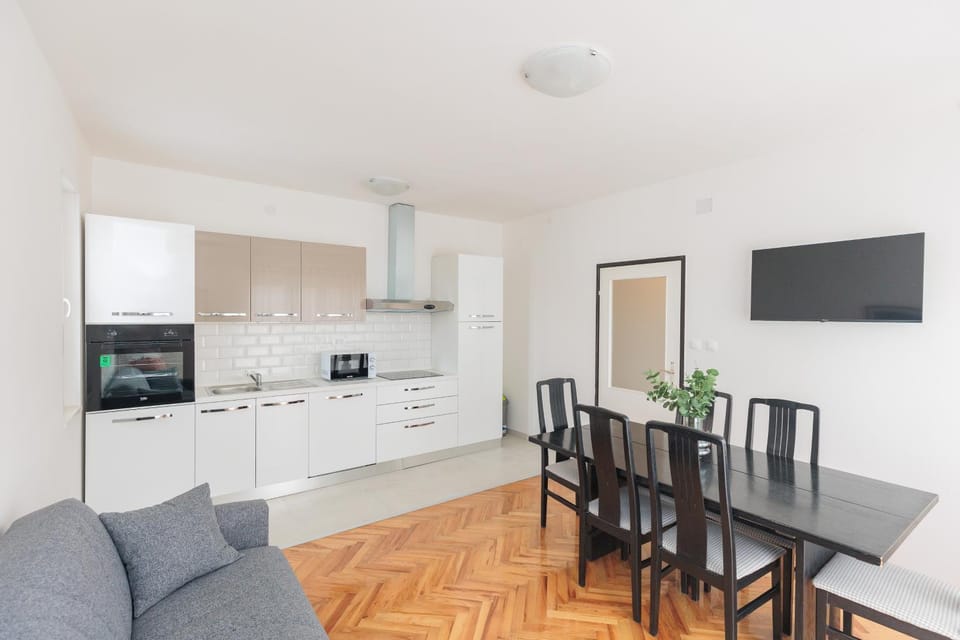 Kitchen or kitchenette, Living room, Seating area, Dining area, oven, pet friendly, stove