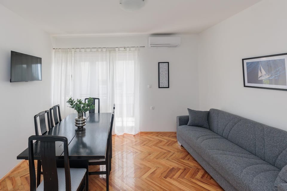 TV and multimedia, Living room, Seating area, air conditioner
