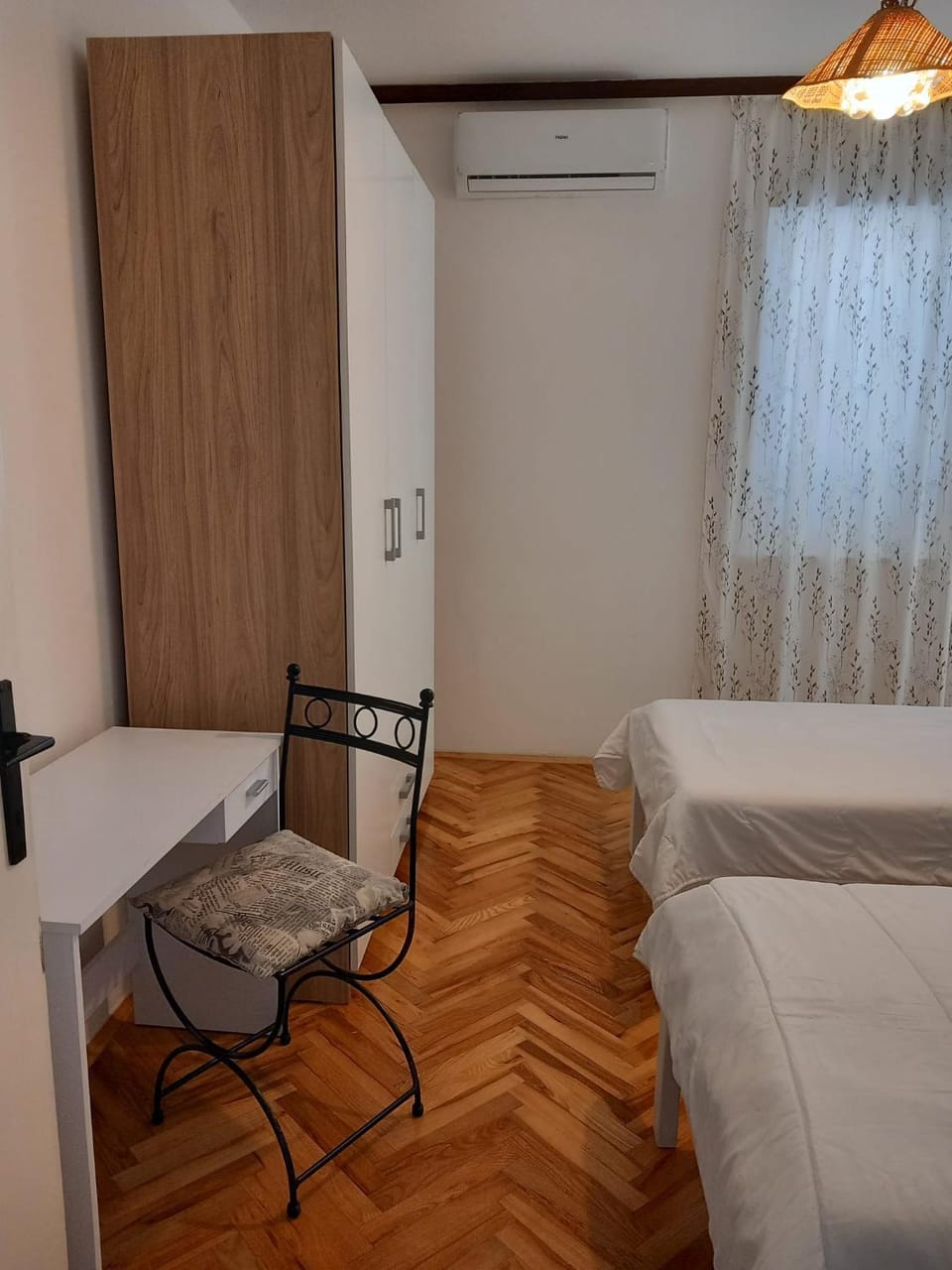 Bed, Seating area, Bedroom, air conditioner