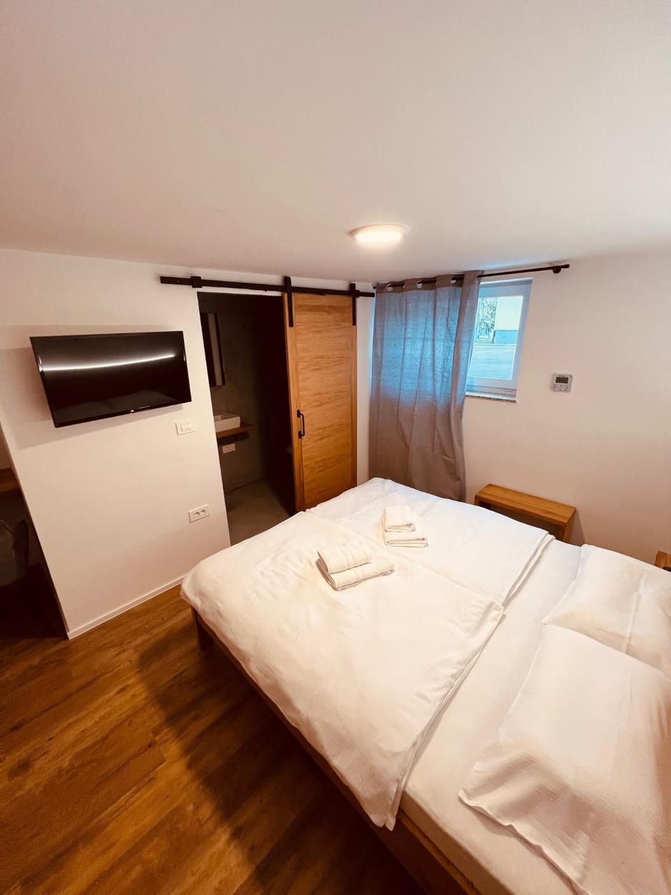 Bed, Photo of the whole room, Bedroom