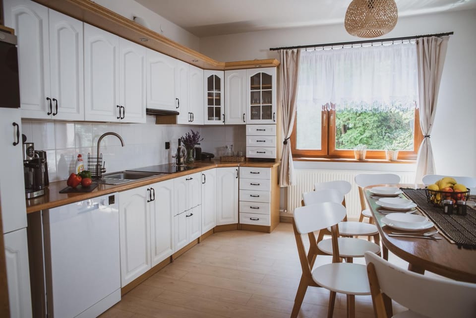 Coffee/tea facilities, Kitchen or kitchenette, Dining area, dishwasher, oven, stove