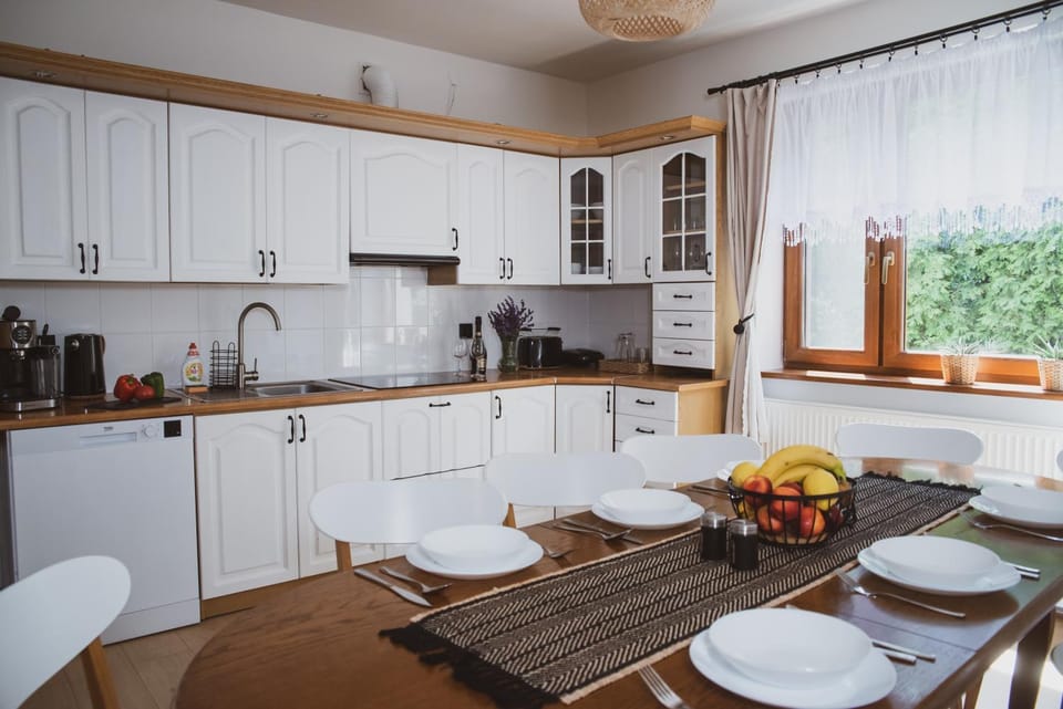 Coffee/tea facilities, Kitchen or kitchenette, Dining area, stove