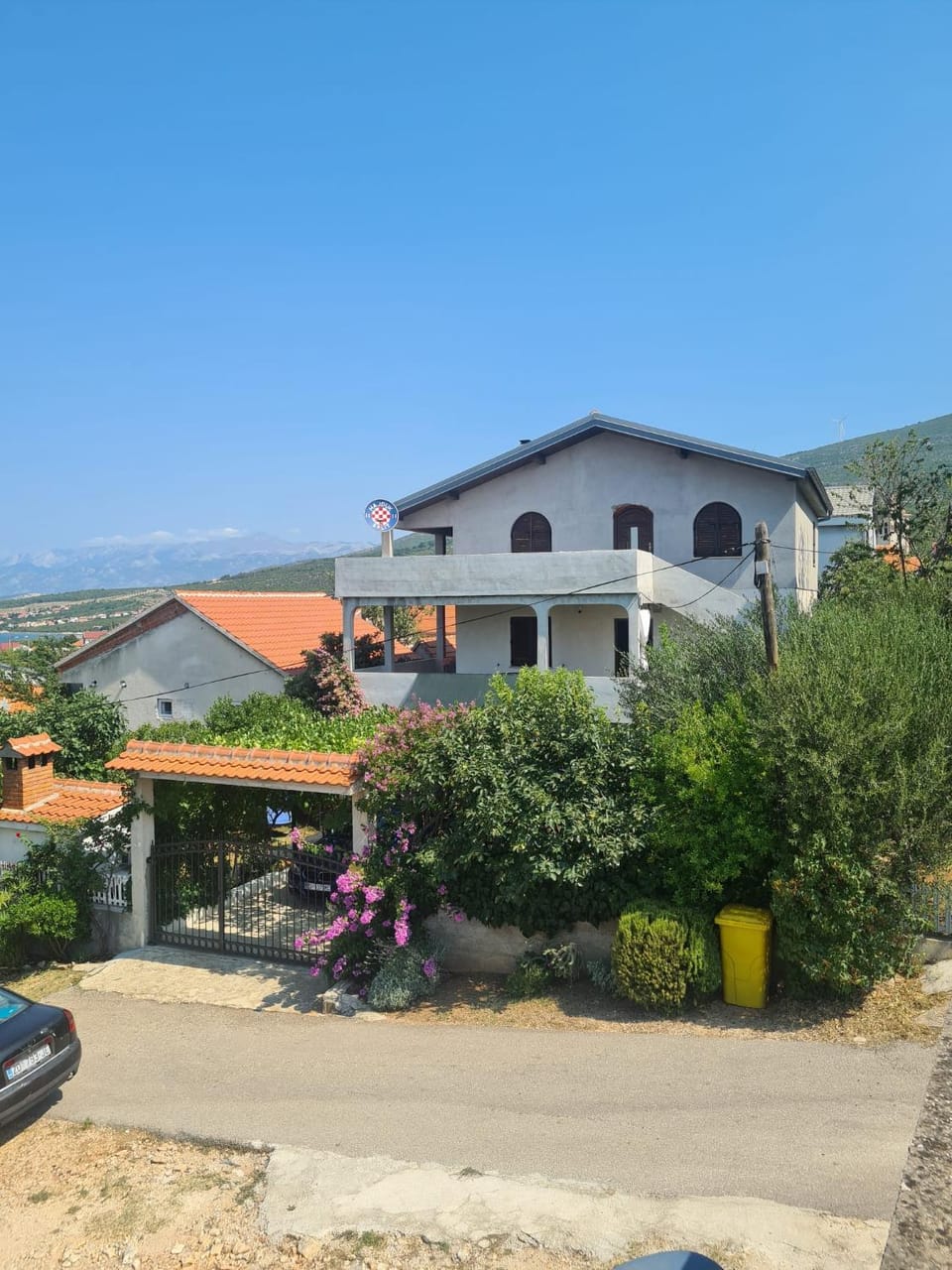 Property building, Day, Mountain view, Parking