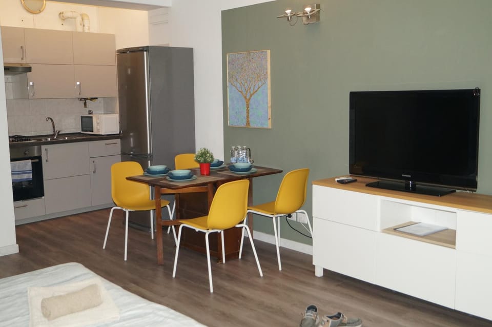 Day, Living room, Seating area, Lunch
