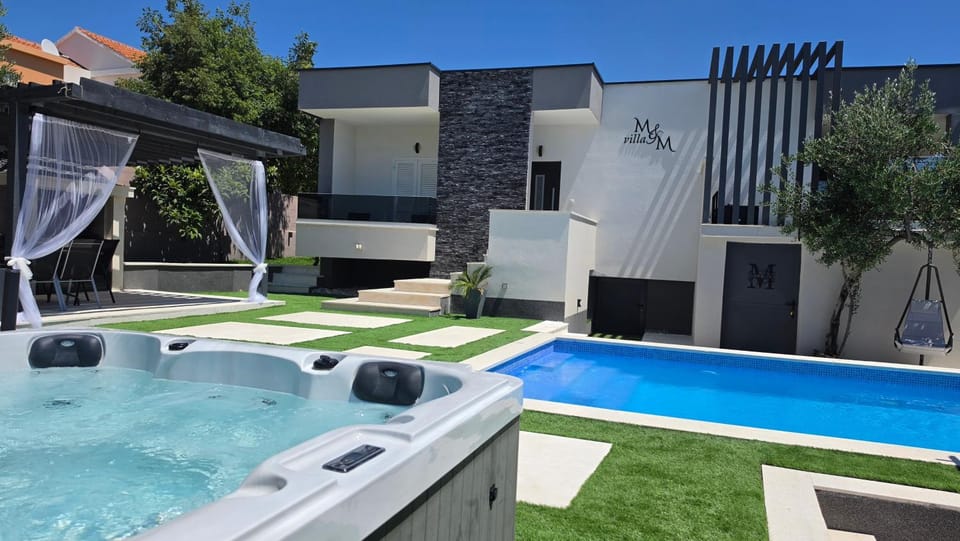 Property building, Garden, Hot Tub, Pool view, Swimming pool