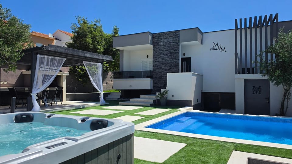 Property building, Hot Tub, Pool view, Swimming pool
