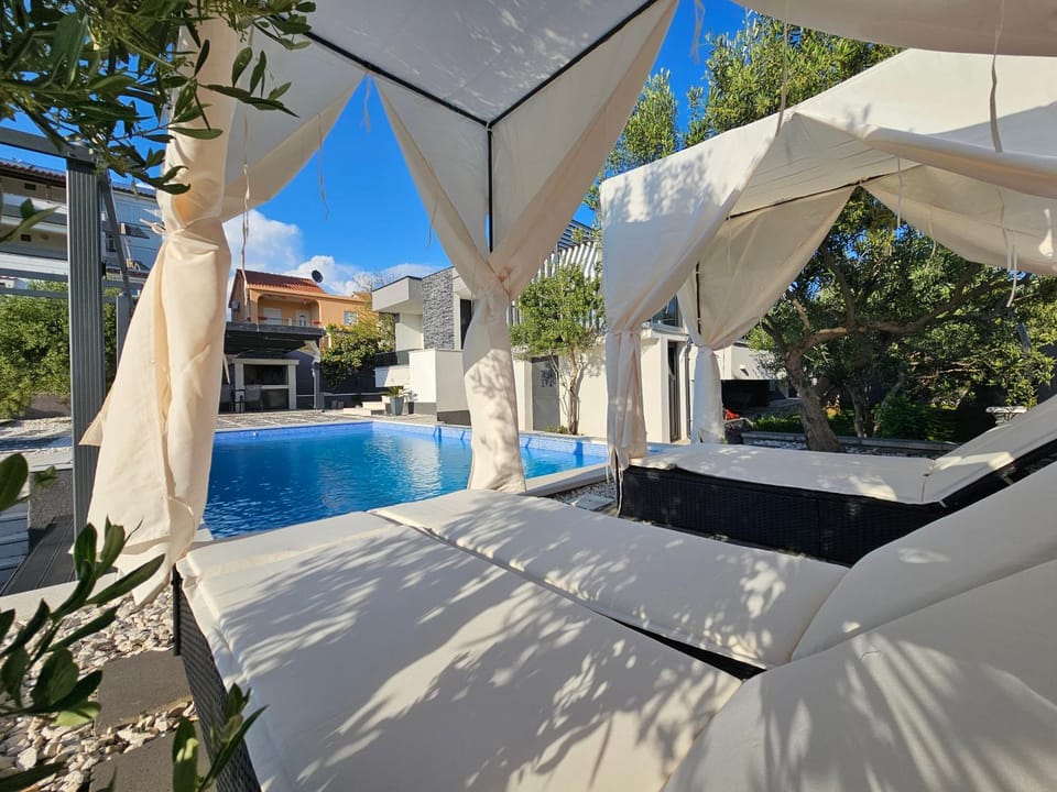Pool view, Swimming pool, sunbed