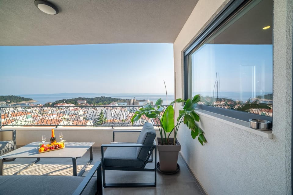 City view, Sea view