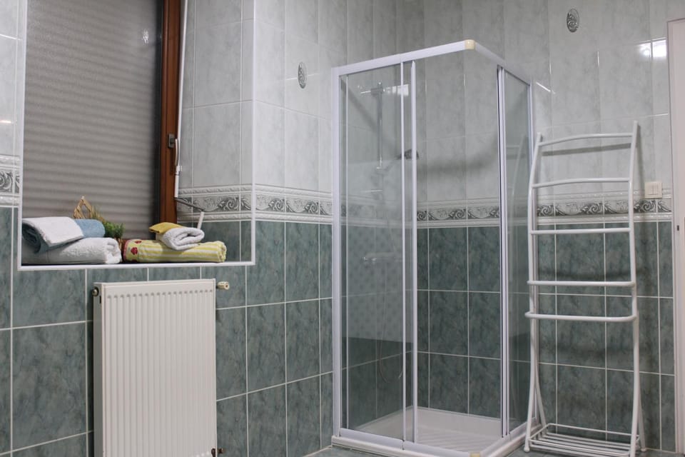 Shower, Bathroom, towels