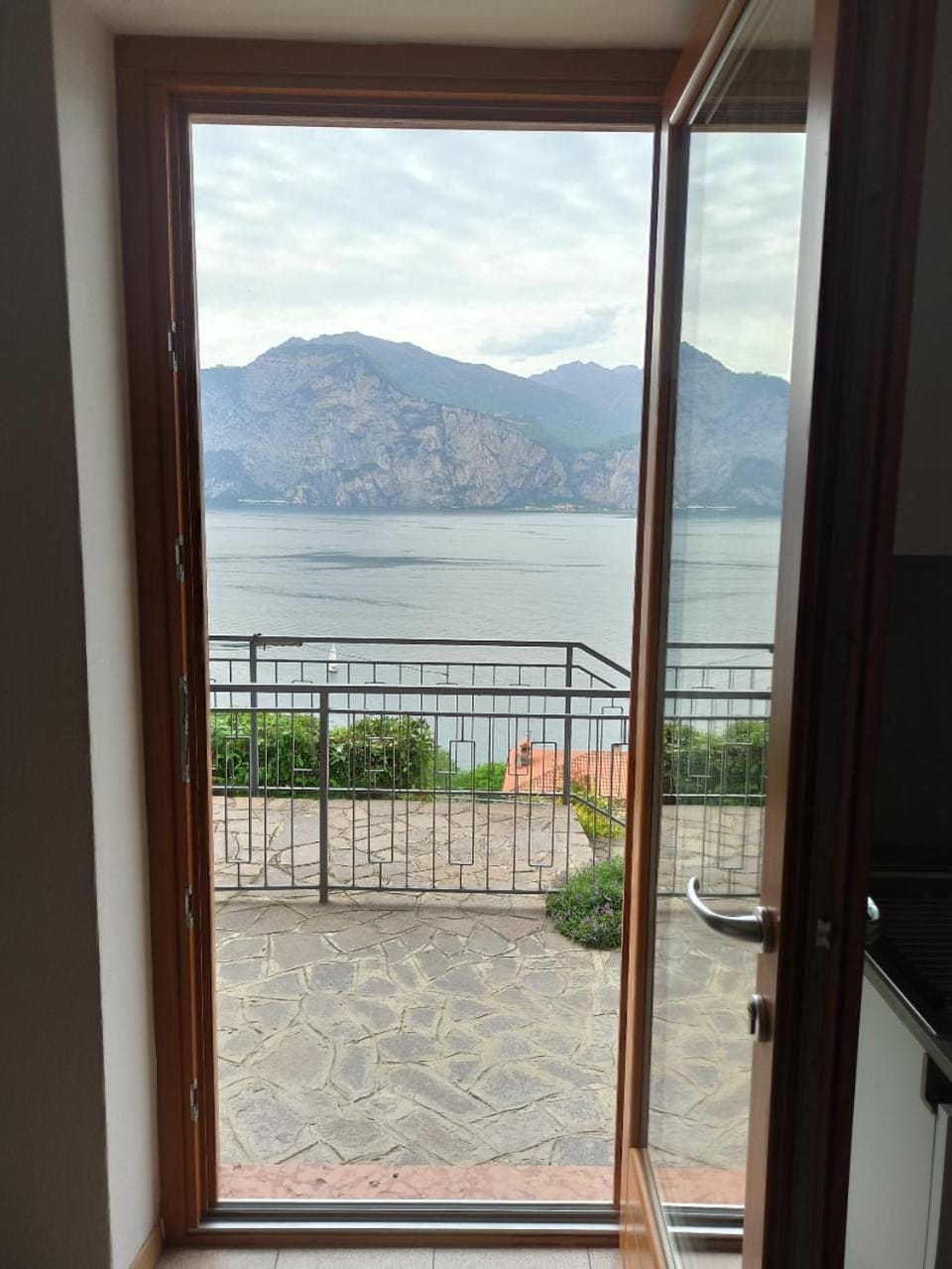 Dining area, Lake view, Landmark view, Mountain view