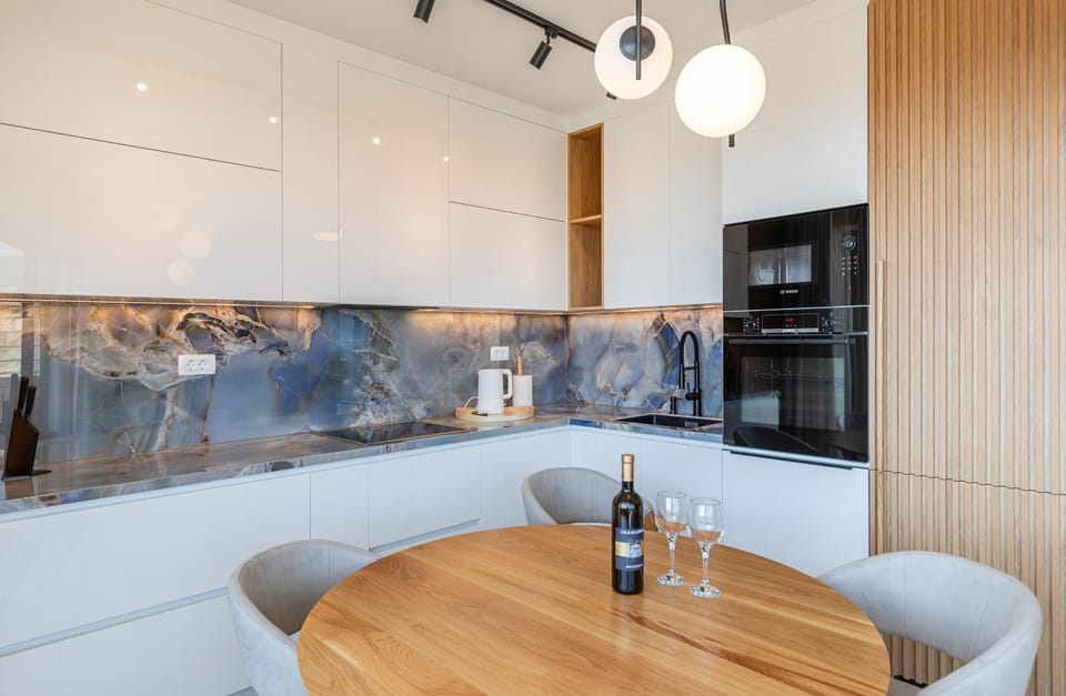 Kitchen or kitchenette, Dining area