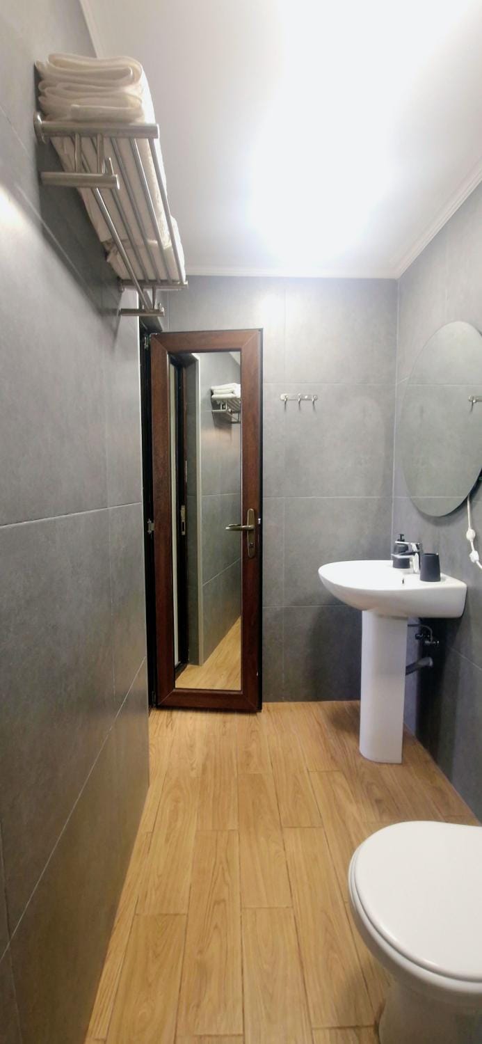 Shower, Toilet, Bathroom, towels