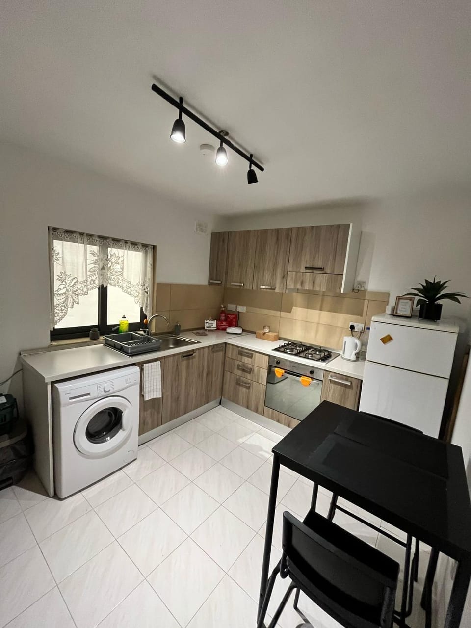 Kitchen or kitchenette, Dining area, stove, washing machine