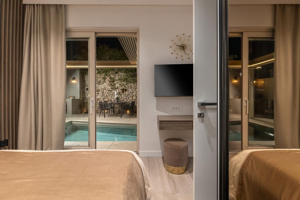 Bed, TV and multimedia, Bedroom, Swimming pool