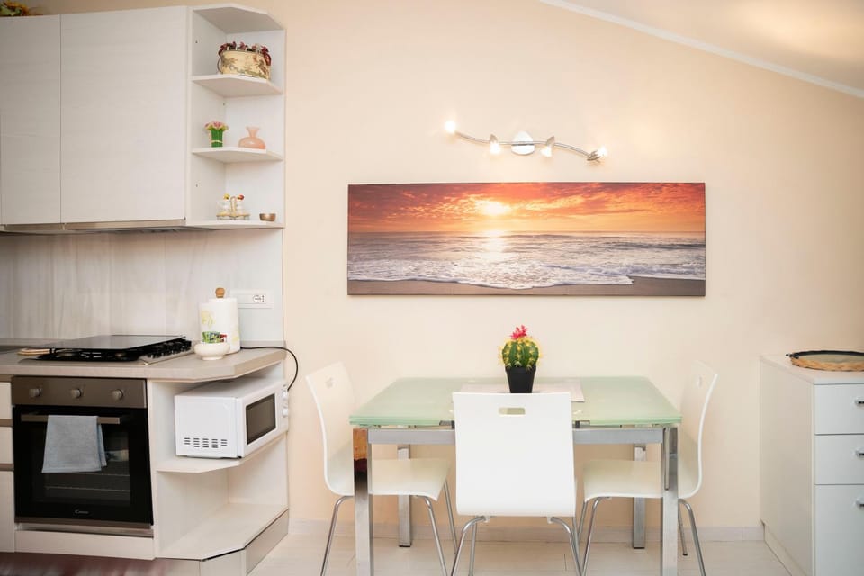 Kitchen or kitchenette, Dining area, minibar