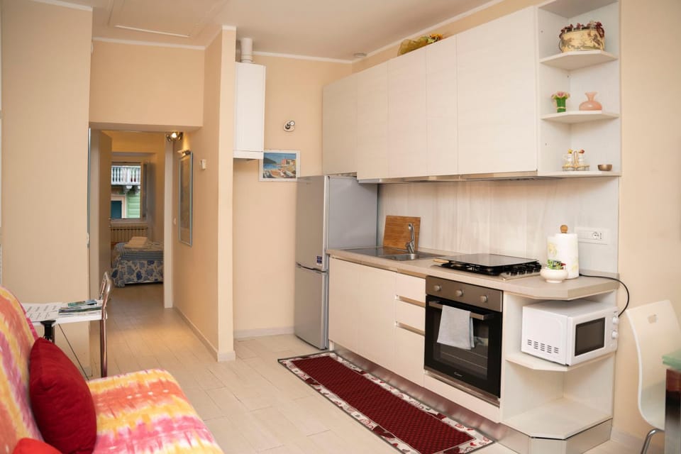 Kitchen or kitchenette, Seating area, Dining area, minibar, stove