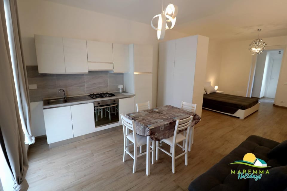 Kitchen or kitchenette, Dining area