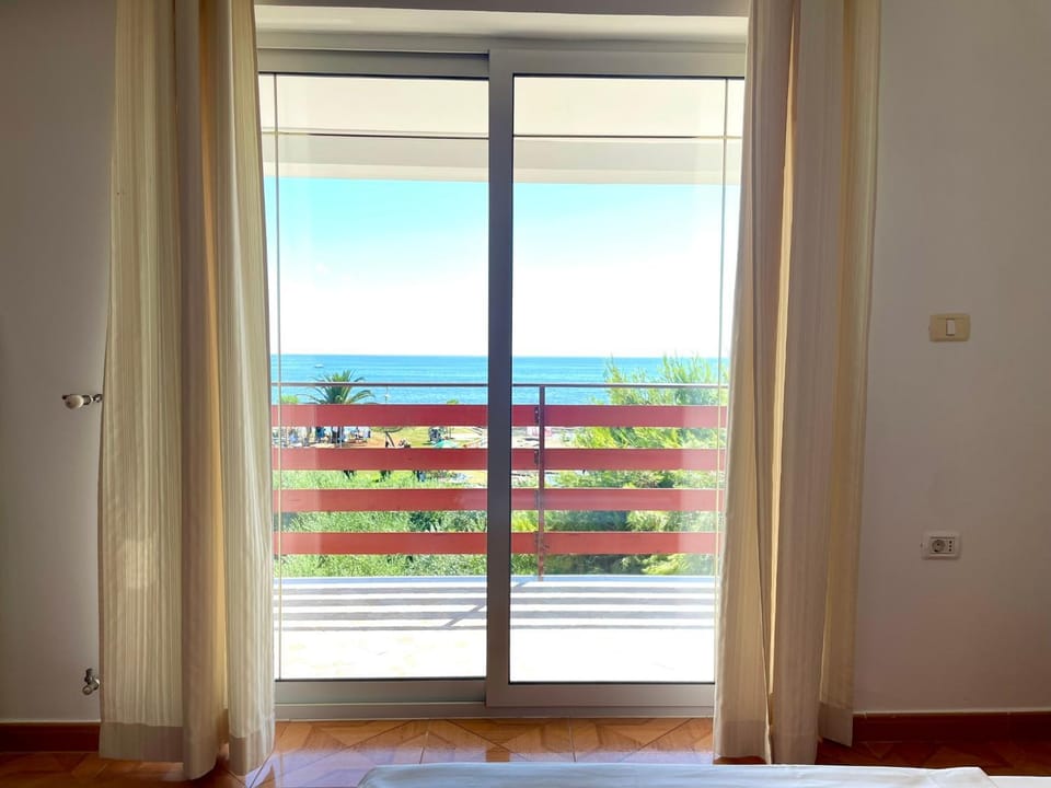 Property building, Balcony/Terrace, Sea view