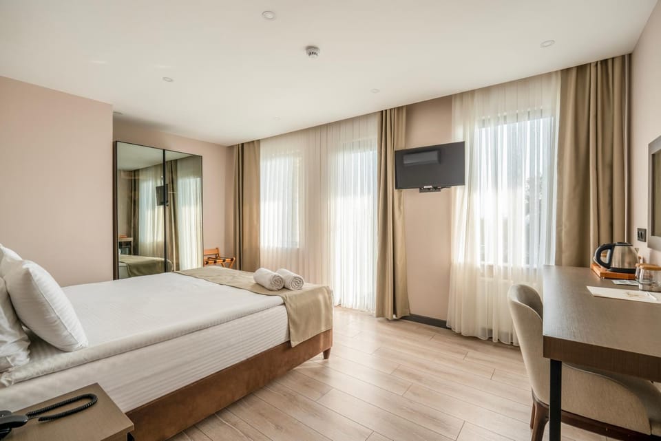 Bed, TV and multimedia, Bedroom, towels
