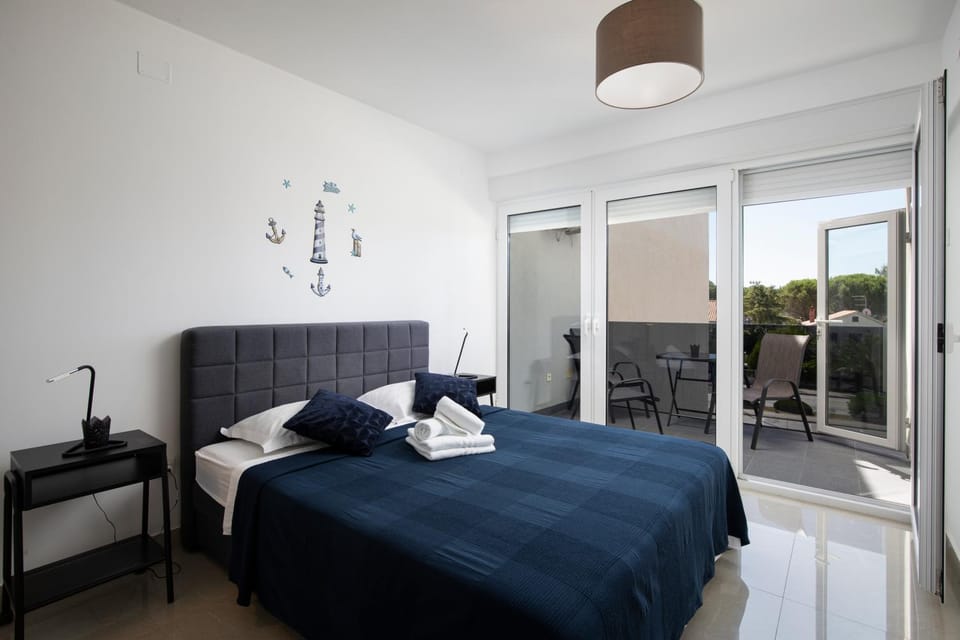 Bed, Seating area, Bedroom, towels