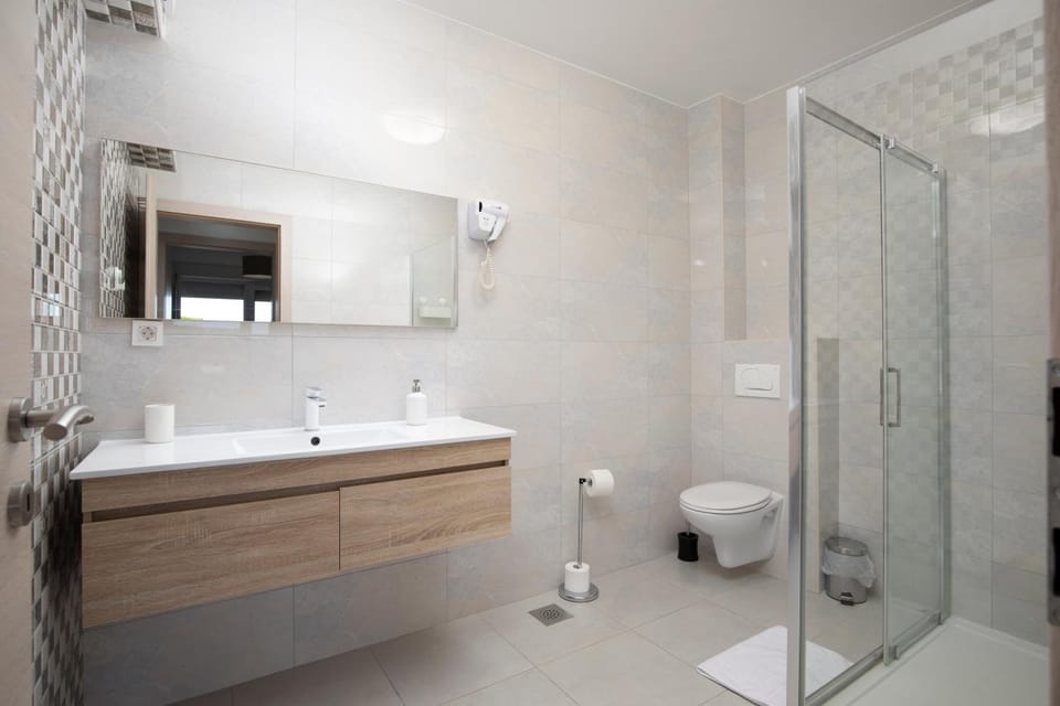 Shower, Toilet, Bathroom, towels