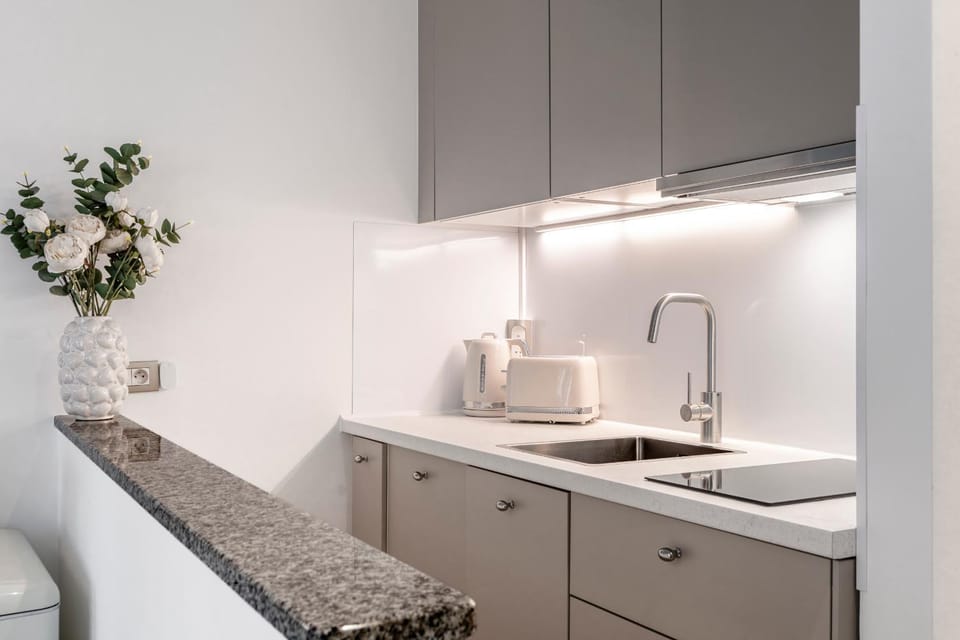 Coffee/tea facilities, Kitchen or kitchenette, dishwasher, microwave, stove, toaster