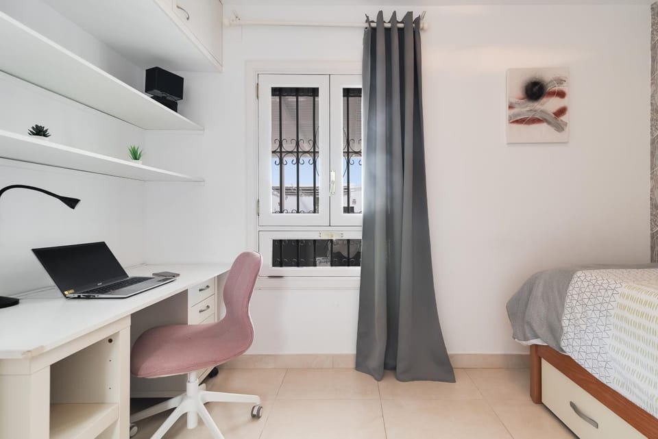 Bed, Seating area, Bedroom