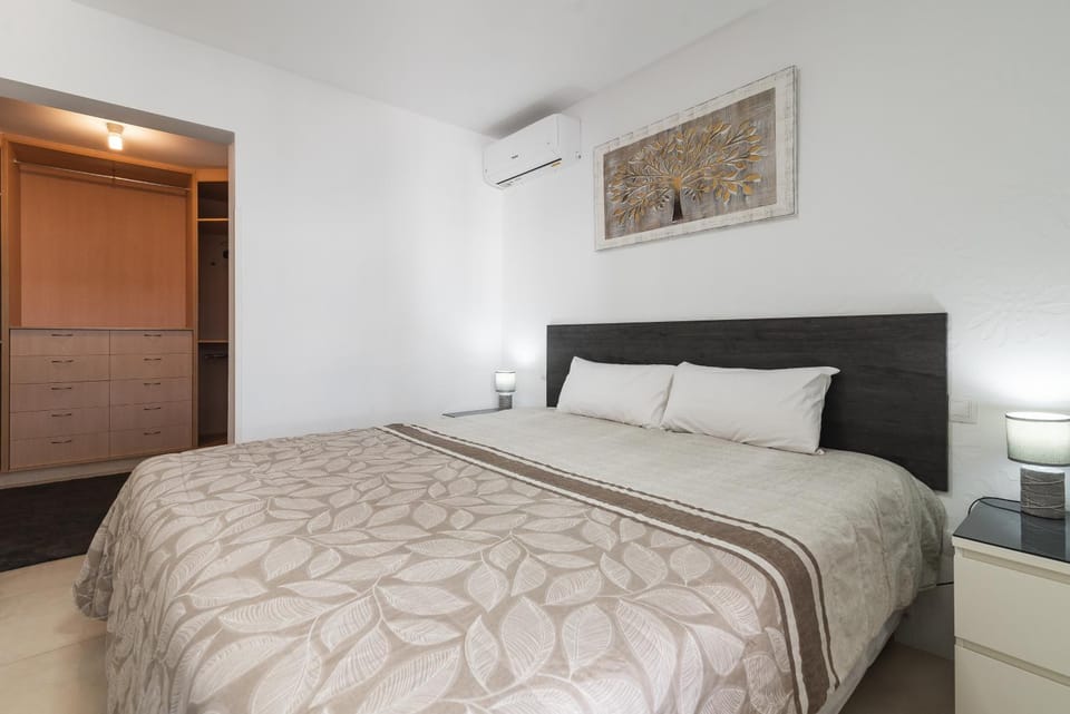 Bed, Bedroom, wardrobe, air conditioner