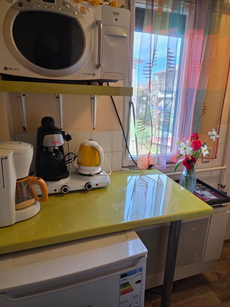 Coffee/tea facilities, Kitchen or kitchenette, microwave, stove, kitchen