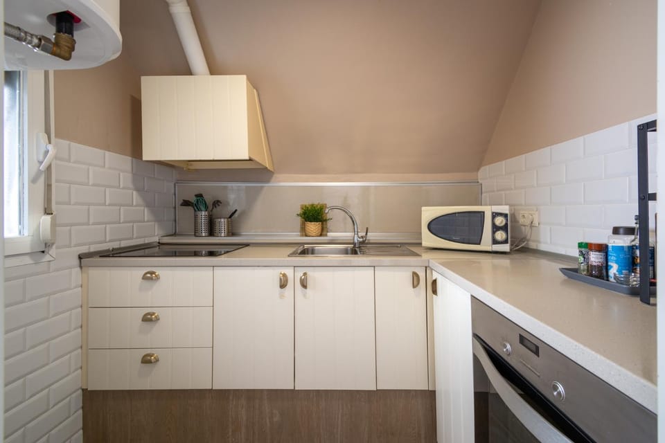 Coffee/tea facilities, Kitchen or kitchenette, stove, toaster, kitchen, kitchen
