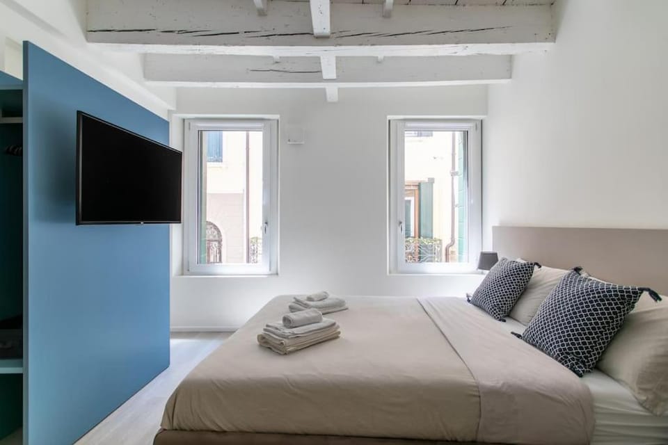 Bed, TV and multimedia, Photo of the whole room, Bedroom, air conditioner