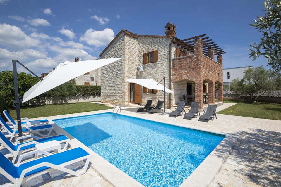 Property building, Patio, Day, Pool view, Swimming pool, sunbed