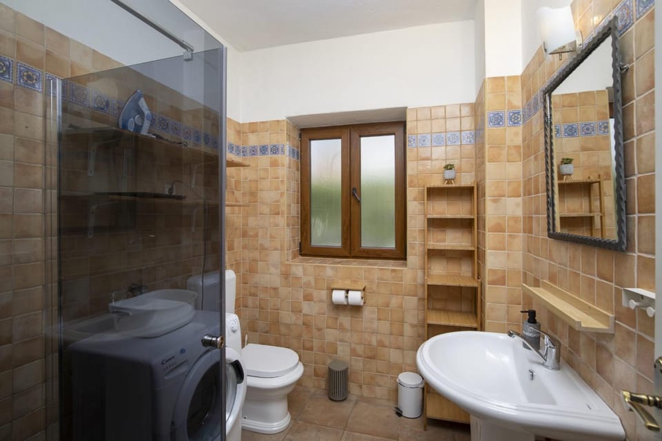 Shower, Toilet, Bathroom, bidet, towels