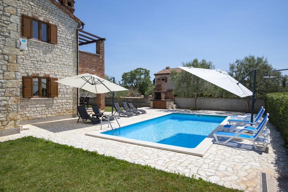 Property building, Patio, Spring, Day, Garden, Garden view, Pool view, Swimming pool, sunbed