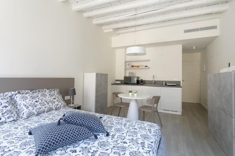 Bed, Coffee/tea facilities, Kitchen or kitchenette, Photo of the whole room, Dining area, minibar, oven, stove, toaster, wardrobe, air conditioner
