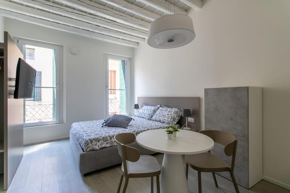 Bed, TV and multimedia, Photo of the whole room, Seating area, Bedroom