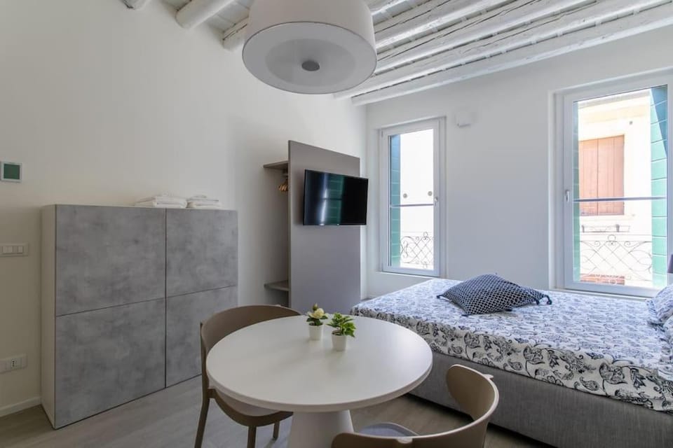 TV and multimedia, Living room, Photo of the whole room, Seating area, Bedroom