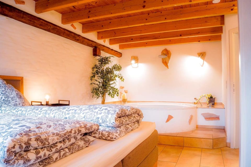 Shower, Bed, Hot Tub, Bedroom