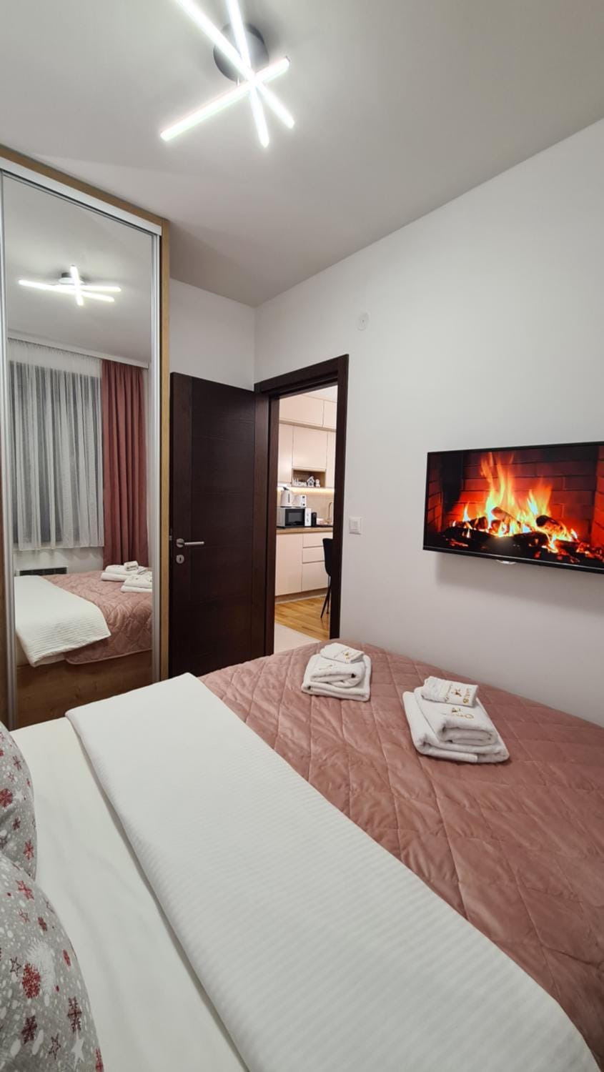 Bed, TV and multimedia, Photo of the whole room, Bedroom