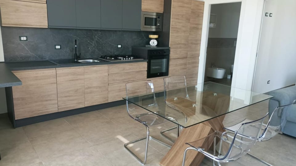 Kitchen or kitchenette, Dining area