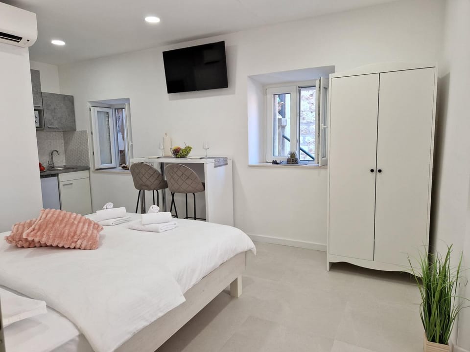 TV and multimedia, Seating area, Bedroom, kitchen