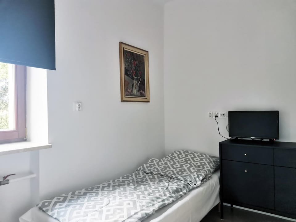 Bed, TV and multimedia, Photo of the whole room